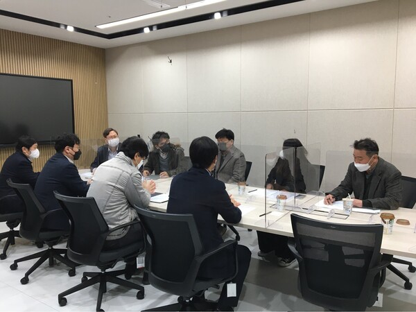 에너지플랫폼뉴스가 3일 개최한 '석유거래데이터와 유통거래 투명화 간담회'에서 참석자들이 유통거래 투명성을 높이는 방안을 논의하고 있다.