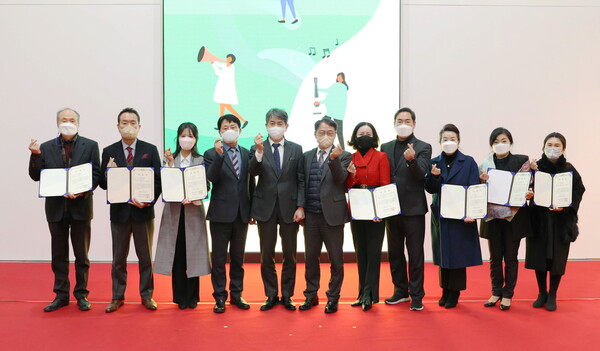 한국에너지공단 본사 에너지 아트센터에서 진행한 ‘2022년 에너지 아트센터 출범식’에서 김창섭 이사장(왼쪽 다섯 번째)을 비롯한 참석자들이 기념촬영을 하고 있다.
