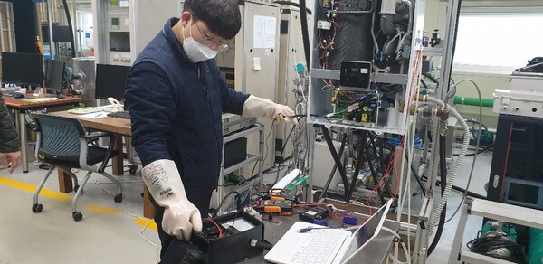 한국가스안전공사 직원이 수소차 부품의 안전성을 시험하고 있다.