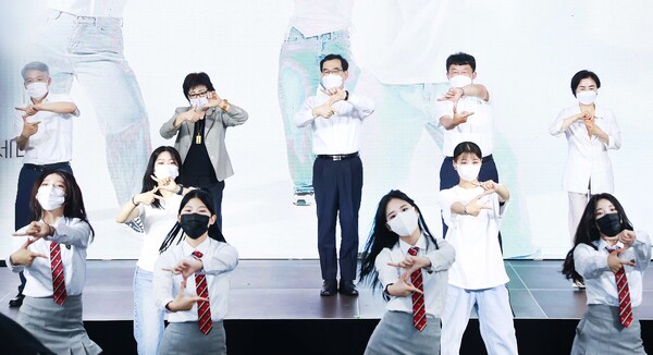 산업통상자원부 이창양 장관(셋째 줄 왼쪽에서 세번 째)이 서울 시민청 활짝라운지에서 개최된 2022년 시민과 함께하는 에너지효율혁신발대식에서 ‘지구를 아끼는 우리는 NZ세대’ 국민참여 챌린지 댄스를 시연하고 있다.