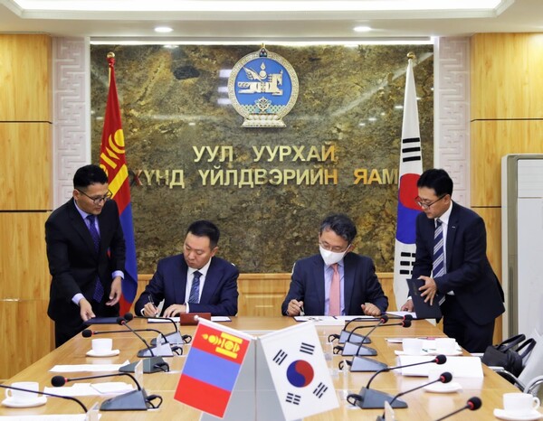 한국석유관리원 차동형 이사장(오른쪽)과 몽골 광업중공업부 난딩자르갈 차관(왼쪽)이 몽골 석유유통관리 체계 고도화를 지원하기 위한 기술협력 양해각서를 체결하고 있다.