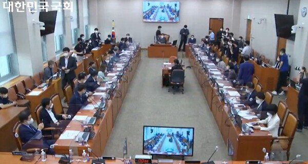 30일 국회 산업위 전체회의가 열리고 있다.(이미지 출처 : 국회의사중계시스템)