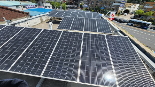 SK박미주유소 캐노피 옥상에 설치된 태양광 발전설비.