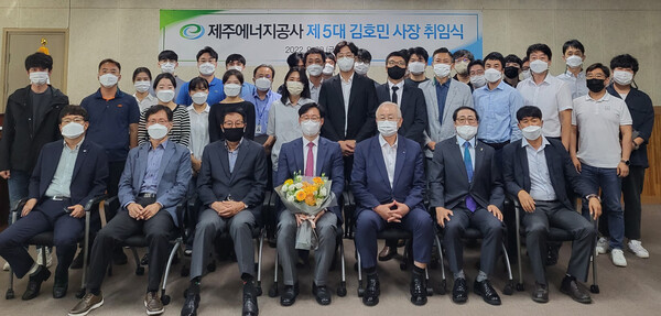 제주에너지공사 김호민 사장(사진 앞줄 가운데)이 취임식 이후 직원들과 기념촬영을 하고 있다.