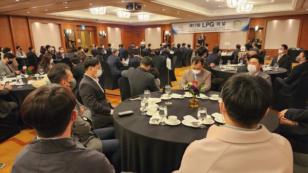 한국LPG산업협회와 대한LPG협회, 한국LP가스판매협회중앙회는 23일 서울 그랜드 인터컨티넨탈호텔 서울파르나스에서 LPG업계 관계자들이 참석한 가운데 ‘제17회 LPG의 날 기념식'을 개최했다.