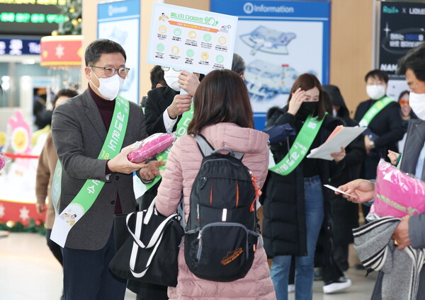 서울역 인근에서 실시한 ‘에너지 다이어트 10 거리 캠페인’에서 이상훈 한국에너지공단 이사장(왼쪽)이 시민들을 대상으로 에너지절약 실천요령을 안내하고 동참해줄 것을 당부하고 있다.