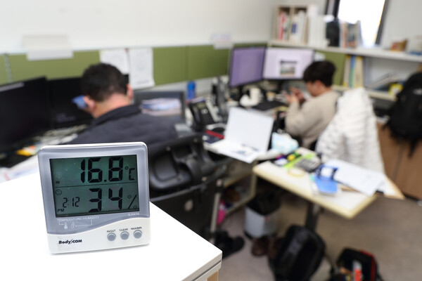 한국석유공사가 정부의 '에너지 다이어트 10' 캠페인에 적극 동참하기 위해 사무실 실내온도를 17도 이하로 유지하고 있는 가운데, 사무실 온도계가 16.8도를 보이고 있다.