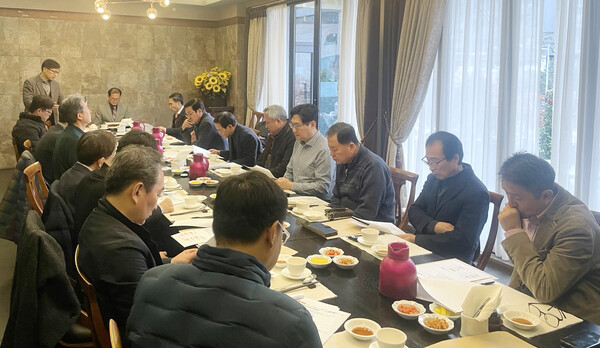 한국LPG산업협회 수도권협회는 16일 ‘2023년도 정기대의원총회’를 개최하고 배기운 협회장을 재선임했다.