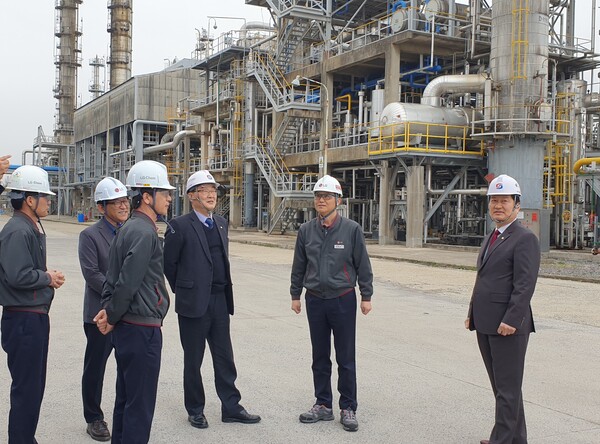한국가스안전공사 임해종 사장(왼쪽 네 번째)이  해빙기 석유화학시설 안전관리실태 확인을 위해  LG화학 나주공장을 현장 점검하고 있다.