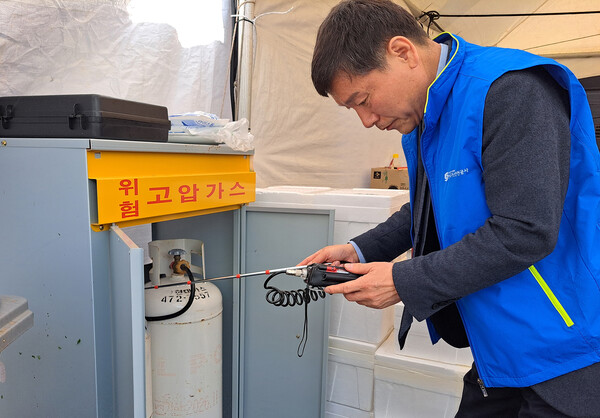 가스안전공사 김종범 부사장이 영암 왕인문화축제장에 설치된 음식부스를 찾아 가스시설에 대한 현장점검을 실시하고 있다.