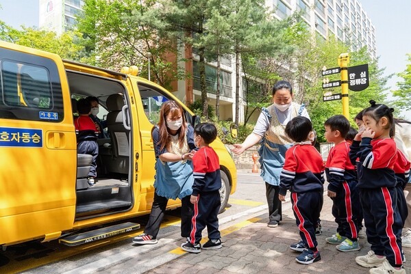SK가스가 어린이 통학버스 관련 사고를 줄이기 위해 설치한 안심정류장에서 어린이들이 승차하고 있는 모습.
