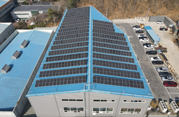 해줌에서 설치한 기업 공장 위 200kW 규모 자가소비형 태양광발전설비 전경.