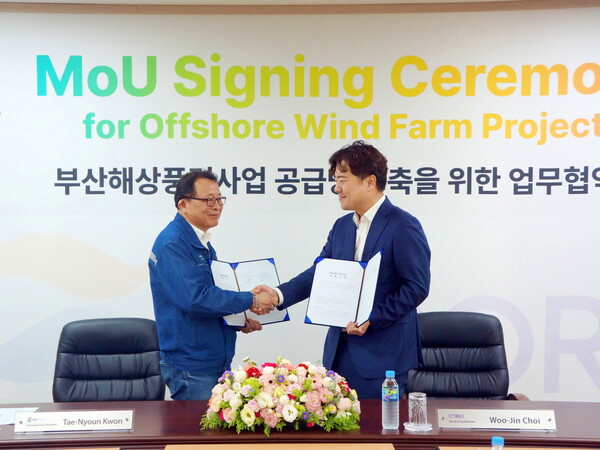코리오 최우진 한국총괄대표(오른쪽)와 GS엔텍 권태년 해상풍력본부장이 부산 해상풍력 개발을 위한 업무협약을 체결하고 있다.