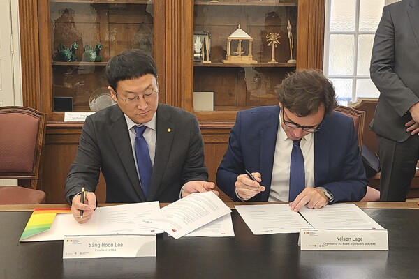 한국에너지공단 이상훈 이사장(왼쪽)과 포르투갈 에너지청 넬슨 라즈(Nelson Lage) 의장이 에너지 분야 업무협약서에 서명을 하고 있다.