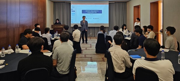 한국에너지공단 유기호 지역에너지복지실장이 21일 서울가든호텔에서 진행된 에너지바우처 담당자 교육에서 인사말을 하고 있다.
