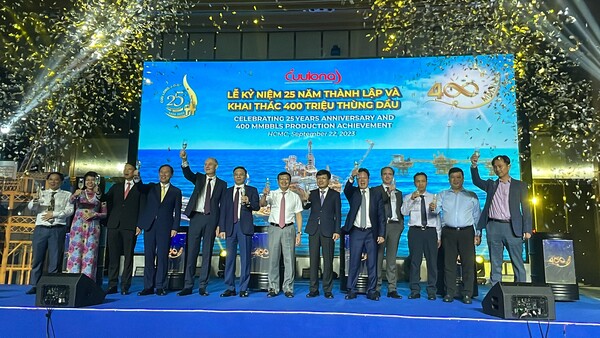 한국석유공사가 주도적으로 참여하고 있는 베트남 15-1광구에서 원유 4억배럴의 누적 생산량 달성을 축하하는 기념식이 개최됐다.