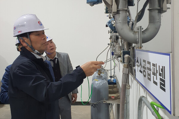 한국가스안전공사 곽채식 안전관리이사가 하이넷 수소충전소를 찾아 가스안전점검을 실시하고 있다.