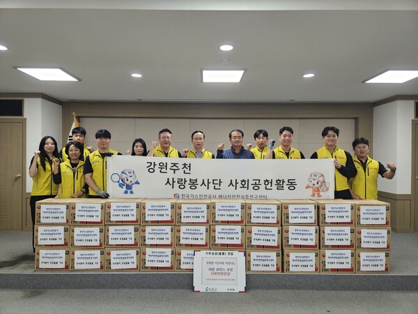 한국가스안전공사 에너지안전실증연구센터는 강원도 주천면 사무소를 찾아 소외된 이웃을 위해 라면 30박스를 전달했다.