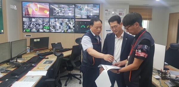한국가스안전공사 오금남 전남동부지사장(가운데)이 전남도시가스 상황실을 방문해 추석맞이 안전관리실태를 점검하고 있다.