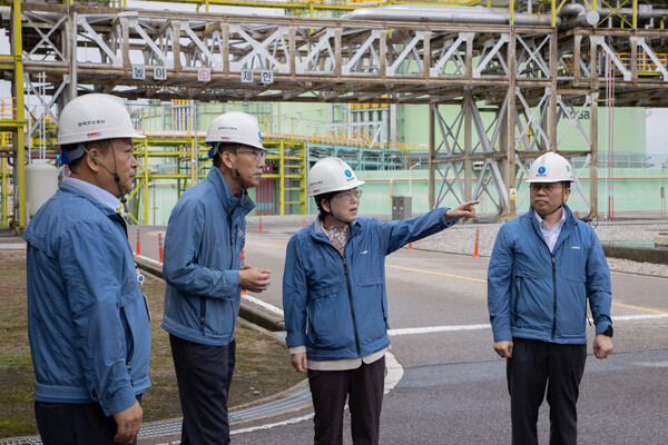 -최연혜 가스공사 사장(오른쪽에서 세번째)이 27일 인천 LNG생산기지와 서울 합정관리소 현장 안전점검에 나섰다