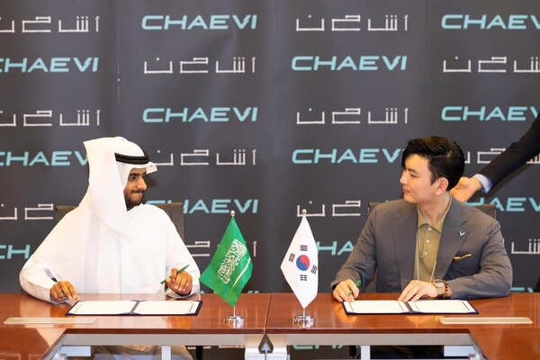 대영채비 정민교 대표(오른쪽)와 사우디아라비아 알리산 아이차지 대표(왼쪽)가 전기차 충전 인프라 구매의향서를 체결하고 있다.