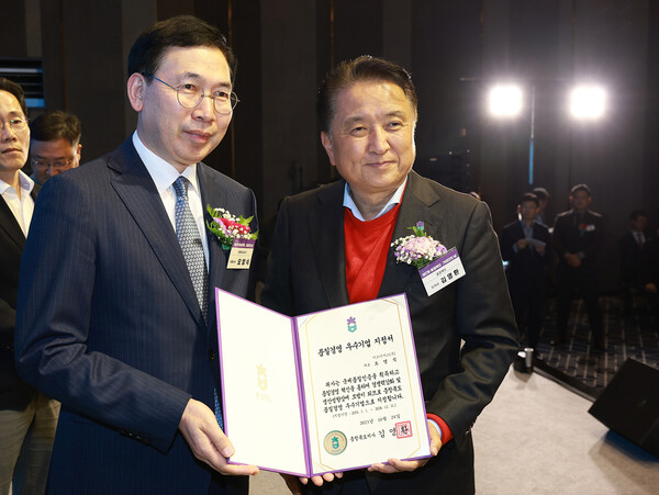EVSIS 오영식 대표(왼쪽)가 김영환 충북도지사로부터 2023년 품질경영 우수기업 상장 및 지정서를 받고 있다.