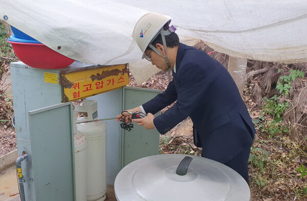 한국가스안전공사 이수부 사장직무대행이 3일 월출산국화축제장에서 축제장 음식부스 가스시설에 대한 안전점검을 실시하고 있다.