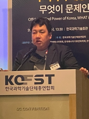 한국풍력산업협회 최덕환 실장이 주제발표를 하고 있다.