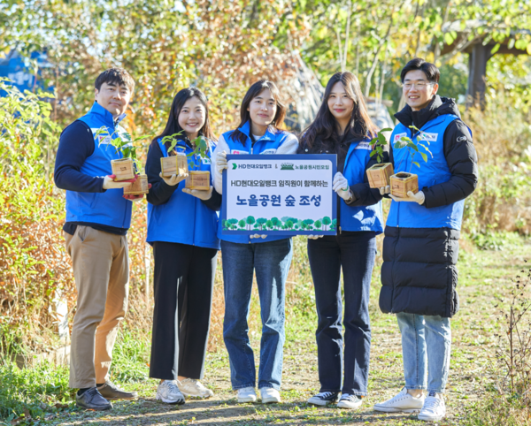  ‘100일의 식집사’ 캠페인에 참여한 HD현대오일뱅크 임직원들이 서울 마포구 노을공원에서 묘목 심기 활동을 하고 있다.