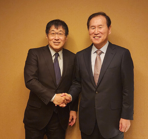 한국석유공사 김동섭 사장(오른쪽)과 JOGMEC 이치로 타카하라 CEO가 기념촬영을 하고 있다.