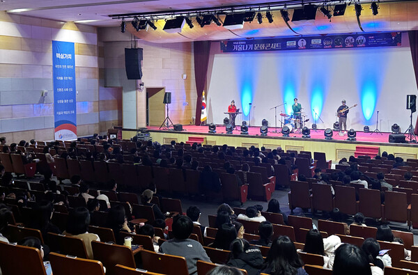 한국가스안전공사는 지난 13일 본사 대강당에서 지역 주민과 혁신도시 이전기업 구성원들이 참석한 가운데 '겨울 문화콘서트'를 개최했다.