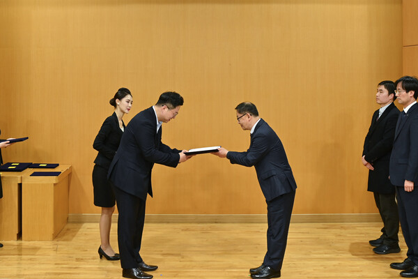 한국석유공사 정을래 ESG경영팀장(오른쪽)이 한국공공ESG연구원 김민균 원장으로부터 한국공공 ESG경영대상을 수상하고 있다.