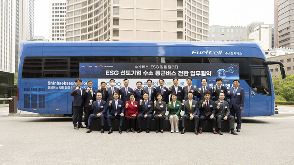 ▲ 추형욱 SK E&S 대표이사 사장이 지난 5월 4일 수소버스 앞에서 수소 통근버스 전환을 위한 업무협약을 체결 후 기념 촬영하고 있다.