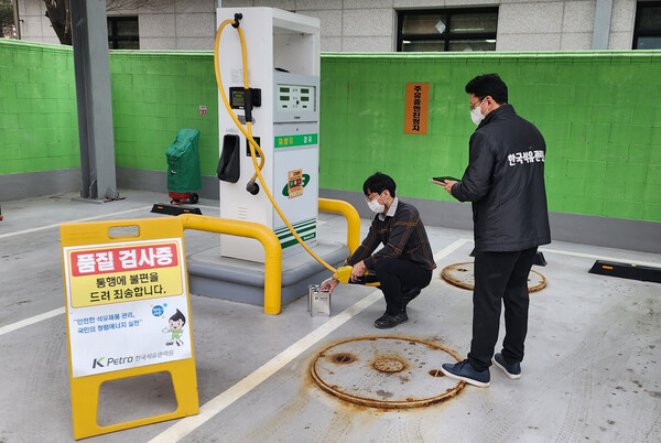 한국석유관리원 직원들이 주유소를 대상으로 품질검사를 시행하고 있는 모습.(사진은 특정 기사와 관련없음)