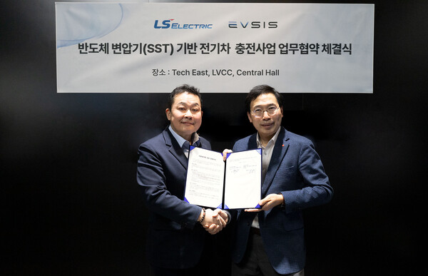 LS일렉트릭 김종우 사장(왼쪽)과  EVSIS  오영식 대표이사가 반도체 변압기 기반 메가와트급 차세대 충전기 개발을 위한 업무협약을 체결하고 있다.