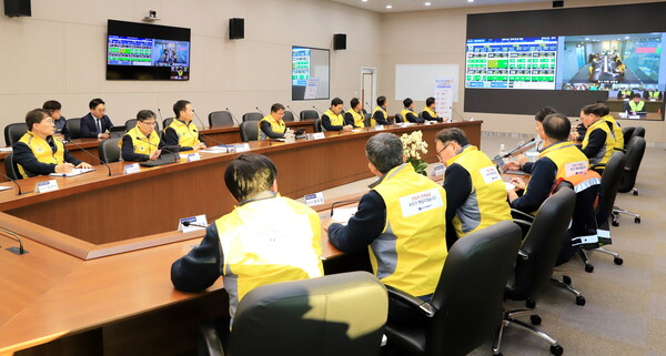 한국남부발전은 전력수급위기를 대비해 전사 대응체계를 점검했다. 사진은 남부발전 임직원이 겨울철 전력수급 대비 전사 비상대응체계를 점검하고 있는 모습.