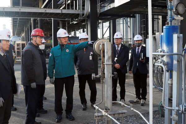 한국가스안전공사 박경국 사장이 SK가스 평택기지를 방문해 LPG충전시설을 점검하고 있다.
