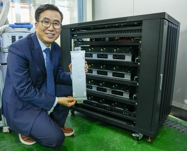 한국전기연구원 배정효 박사가 사용후 배터리로 만들어진 '이동형 전기차 충전기'를 소개하고 있다.