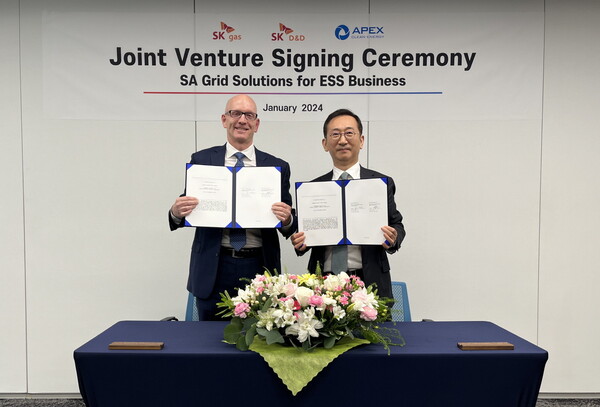 SK가스 윤병석 대표(오른쪽)와 Apex Ken Young CEO(왼쪽)가 ESS 사업을 위한 합작법인 ‘SA Grid Solutions’를 설립하고 투자 계약을 체결하고 있다.