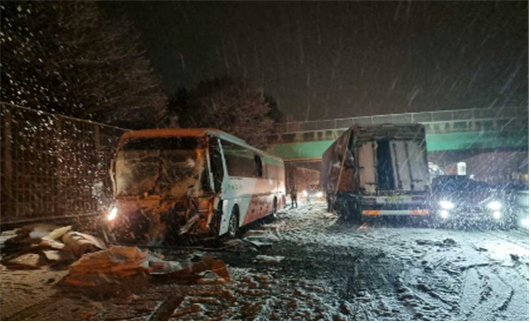 지난해 12월 21일 서해안고속도로 당진나들목 부근 교통사고 현장 모습.(사진:한국도로공사)