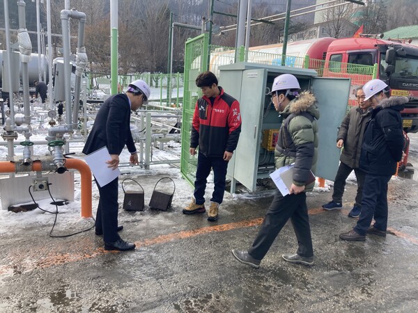 한국가스안전공사 곽채식 안전관리이사(왼쪽 첫번째)와 가스안전공사 관계자들이 SK포천충전소에서 LPG충전시설을 점검하고 있다.