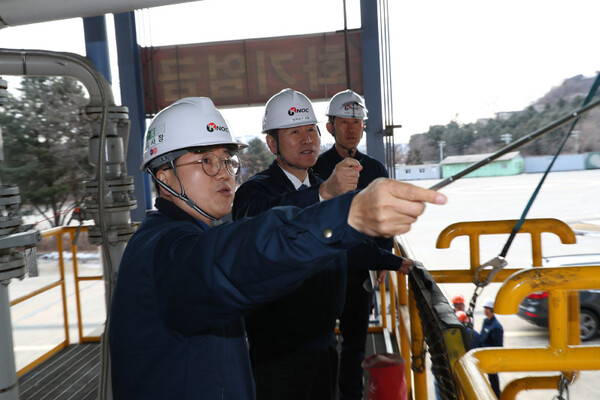 석유공사 김동섭 사장(사진 가운데)이 구리석유비축기지에서 원유 입출하 시설 등을 점검하고 있다.