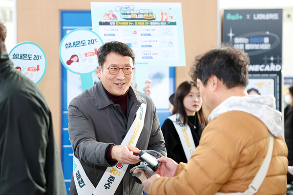 한국에너지공단 이상훈 이사장(사진 왼쪽)이 시민들을 대상으로 방한용품을 나눠주며 겨울철 에너지절약 실천요령을 홍보하고 있다.
