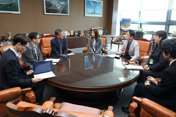 한국석유공사 박현규 비축사업본부장(왼쪽 세번째)이 일본 JOGMEC 방문단과 면담하고 있다.