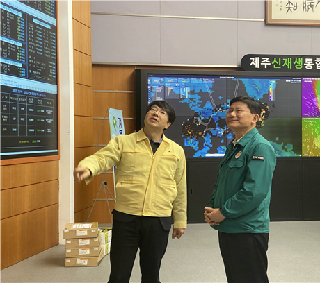 한국전력거래소 정동희 이사장(사진 오른쪽)이 제주지역본부를 방문해 점검을 실시하고 있다.