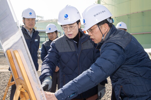 ▲ 최연혜 가스공사 사장(오른쪽에서 두번째)이 통영 LNG생산기지에서 안전점검을 지휘하고 있다.