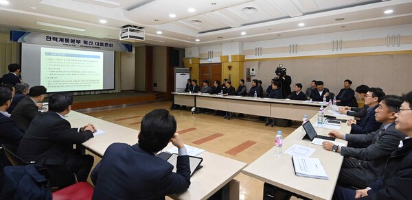 한국전력은 전력계통본부 전 사업소장(56명)이 참석한 가운데 전력 고속도로 건설 및 안정적 공급을 위한 혁신 대토론회를 개최했다.