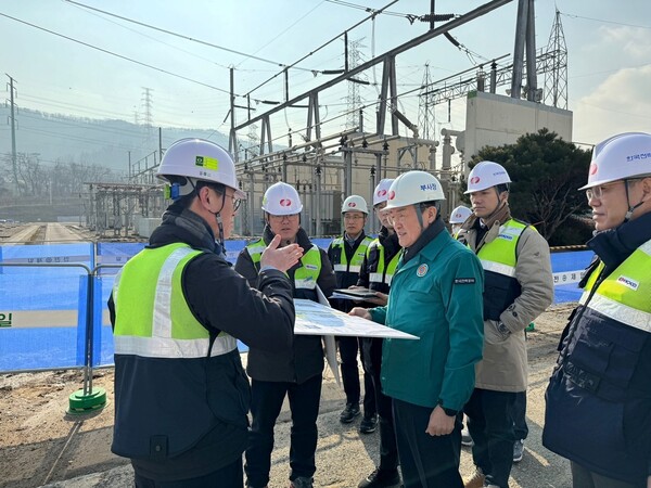 한국전력 관계자들이 전력설비를 현장 점검 하고 있다.