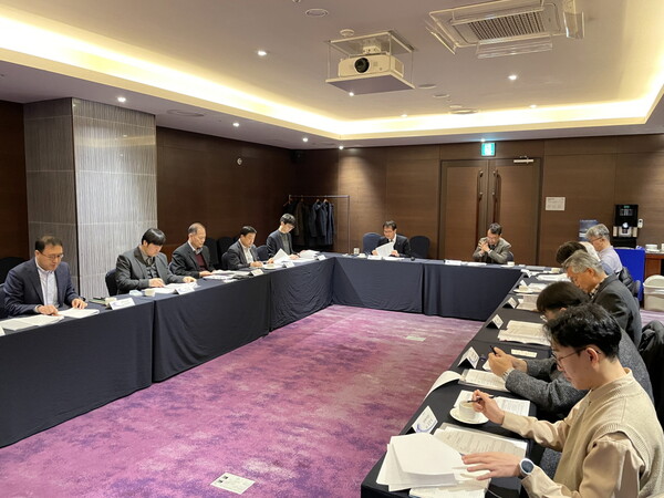 한국에너지공단 한영배 지역에너지복지이사(맨 뒤 출입문 방향 왼쪽)와 전문가들이 검사 제도 개선 방안에 대해 논의하고 있다.