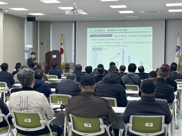 한국가스안전공사 대구광역본부는 21일 관내 LPG충전소와 벌크로리 사업자를 대상으로 ‘LPG 충전소 안전관리 특별교육’을 진행했다.